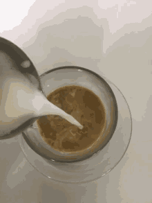 밀크티 티타임 찻잔 차 따르기 GIF - Milk Tea Pour Teacup GIFs