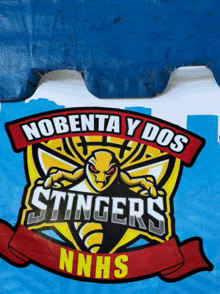a blue and white sign that says nobenta y dos stingers nnhs