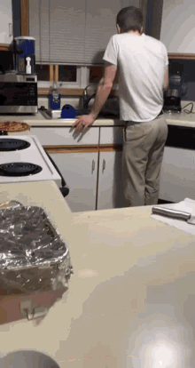 Rinsing Pizza GIF - Rinsing Pizza Disgusting GIFs