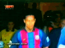 a blurred image of a man in a striped shirt with the words temporada 03 04 on the bottom