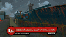a screen shows a cargo ship and says el barco mas grande has llegado a puerto san andreas