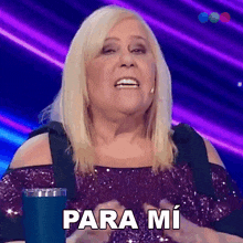 a woman in a purple dress says para mi in spanish