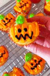 Pumpkin Cupcakes Halloween Cupcakes GIF - Pumpkin Cupcakes Cupcakes Halloween Cupcakes GIFs