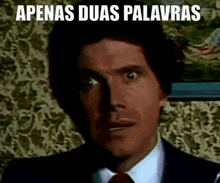 a man in a suit and tie has the words apenas duas palavras above his head
