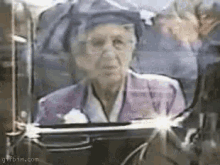 бабка бабушка показывает язык GIF