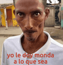 a man wearing a white shirt with the words yo le doy monda a lo que sea written on it