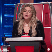 Jamming Kelly Clarkson GIF - Jamming Kelly Clarkson The Voice GIFs