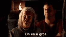 two men are standing next to each other and one of them is saying on en a gros .