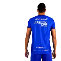 a man wearing a blue shirt that says ' teknika arezzo & co ' on it