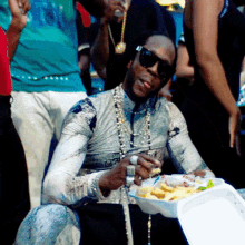 Pointing 2chainz GIF - Pointing 2chainz Hot Wings Song GIFs