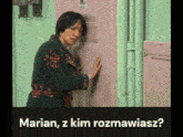 a woman knocking on a pink door with the words marian z kim rozmawiasz