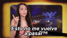 a woman giving the middle finger with the words " esto no me vuelve a pasar " above her