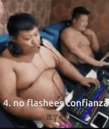two shirtless men are sitting in front of a computer keyboard with the words " no flashees confianza " on the bottom