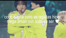 a couple of men hugging each other on a stage with the words coco e igna porq se reputas hiper mega aman con todo su ser