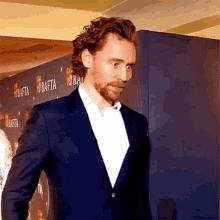Crossing Hiddleston GIF - Crossing Hiddleston Tom GIFs