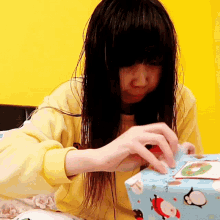 opening the box xiao xiaorishu tearing open the box unwrapping the gift