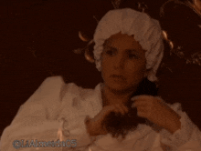 a woman wearing a white hat is laying on a bed with the hashtag liaalmeida05