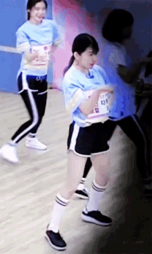 a girl wearing a blue shirt with the letter e on it