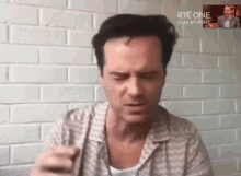 Andrew Scott Late Late Show GIF - Andrew Scott Late Late Show Hands GIFs
