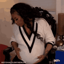 touching belly pregnant rubbing belly whats that keyshia cole