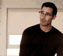 Tyler Hoechlin Clark Kent GIF - Tyler Hoechlin Clark Kent Clark Kent Glasses GIFs