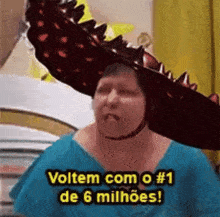 a woman is wearing a large hat and says " voltem com o # 1 de 6 milhoes "