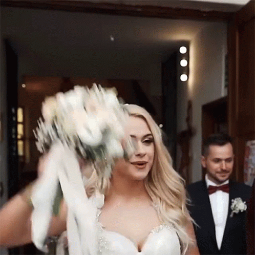 raising-my-bridal-flowers-sylwia-przybysz.gif