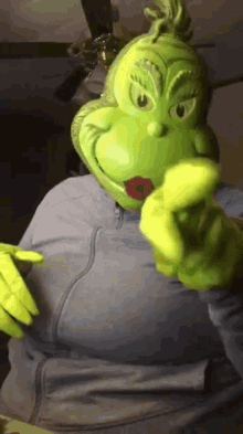 Mrs Grinch Point GIF - Mrs Grinch Point You GIFs