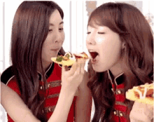 eating pizza taeyeon snsd kpop