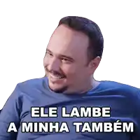 a man in a blue shirt with the words ele lambe a minha tambem