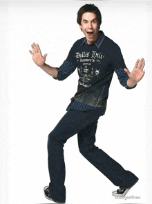 a man wearing a shirt that says dolly 's dirty runner 's