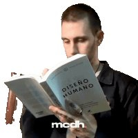 a man is reading a book titled " diseño humano "