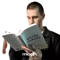 a man is reading a book titled " diseño humano "