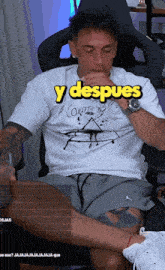 a man wearing a t-shirt that says y despues