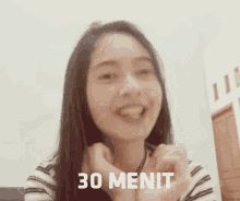 a girl is smiling and says 30 menit on the bottom