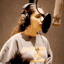 Singing Alessia Cara GIF - Singing Alessia Cara Rooting For You Song GIFs