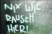 a sign that says " nix wie rausch hier " on it