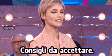 a woman says consigli da accettare in front of a crowd