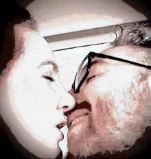 Kiss Couple GIF - Kiss Couple In Loved GIFs