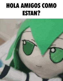 a stuffed doll with green hair is laying on a bed and says hola amigos como estan
