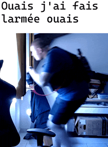 a blurry picture of a man with the words ouais j ' ai fais larmée ouais below him