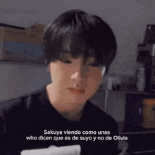 a young boy with short hair is looking at the camera with a caption in spanish
