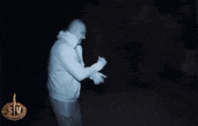 a man is standing in the dark with kiko no aguanta los picores y se rasca intensamente
