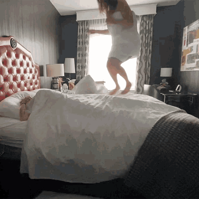 Прыгать на кровати. Девушка прыгает на кровати. В кровати гиф. Сползла с кровати.