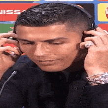 Ronaldo Ronaldo Al Nassr GIF - Ronaldo Ronaldo Al Nassr Listening To Music GIFs