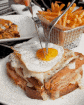 разрезают бутерброд с яичницой GIF - разрезают бутерброд с яичницой GIFs