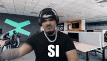 a man wearing headphones and a t-shirt that says si