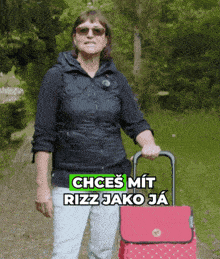 a woman is holding a shopping cart with the words chces mit rizz jako ja on the bottom