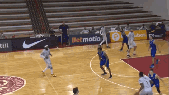 Chutando A Bola Novo Basquete Brasil GIF - Chutando A Bola Novo