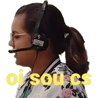 a woman wearing a headset with the words oi sou cs written on the bottom